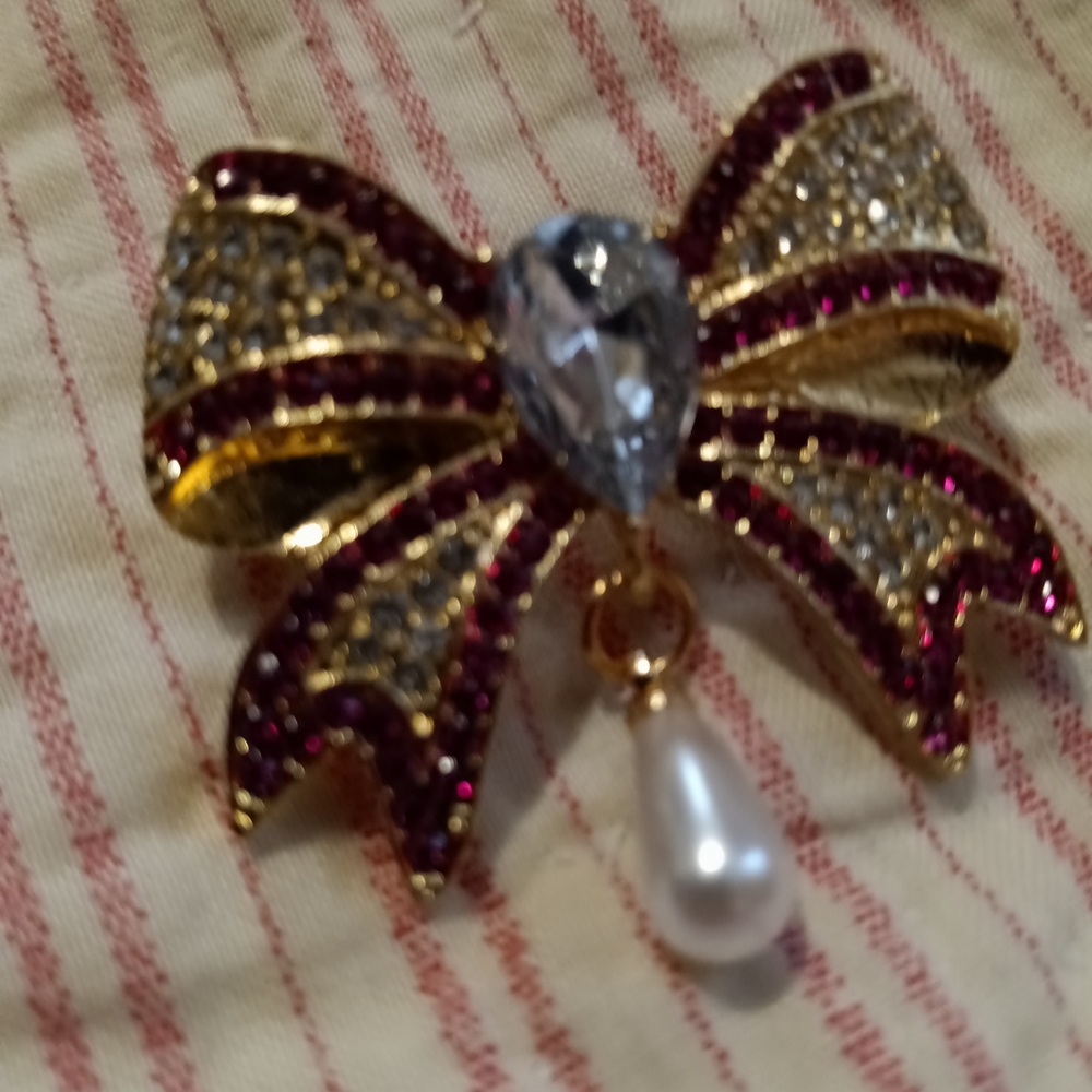 Chic Gold and Red Crystal Bow Brooch with Pearl